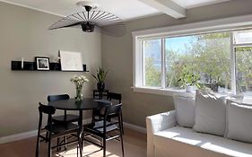 Comfortable And Stylish Apartment In Quiet Area Downtown